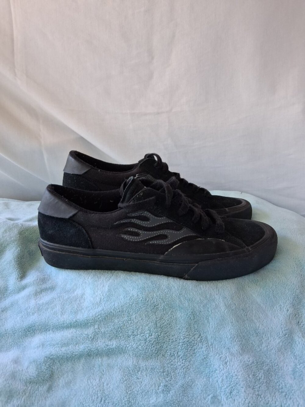 Straye Logan skate shoes in a black and gray flame colorway. Men size 11.
